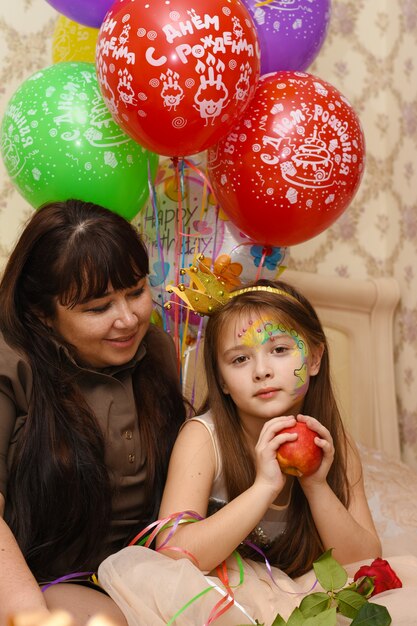 Os pais celebram o aniversário da filha