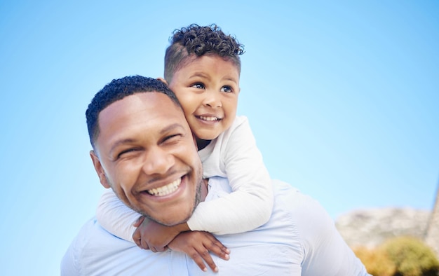 Os pais são apenas crianças grandes em torno de seus filhos Foto de um pai e filho se unindo do lado de fora