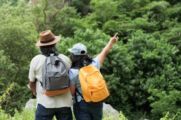 Os pares sênior viajam junto em umas férias de verão