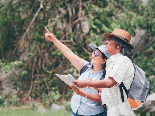 Os pares sênior viajam junto em umas férias de verão