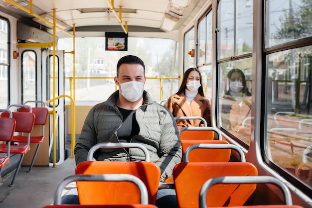 Os passageiros do transporte público durante a pandemia de coronavírus mantêm distância um do outro. proteção e prevenção cobertas 19.