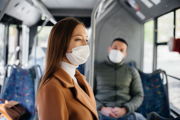 Os passageiros do transporte público durante a pandemia de coronavírus mantêm distância um do outro. Proteção e prevenção cobertas 19.