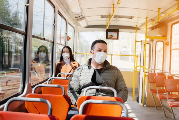 Os passageiros do transporte público durante a pandemia de coronavírus mantêm distância um do outro. Proteção e prevenção cobertas 19.