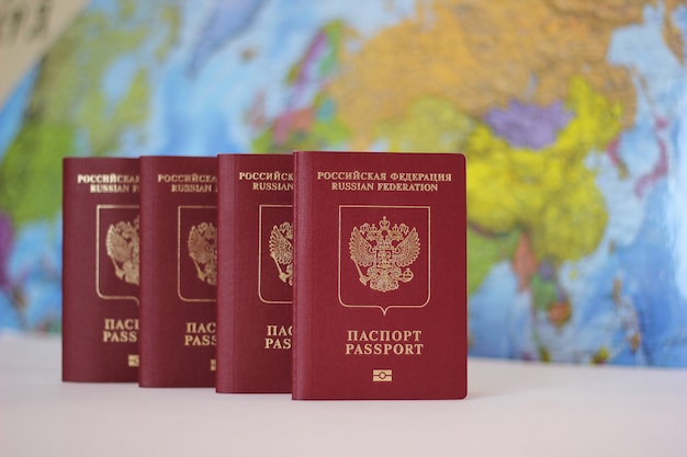 Os passaportes russos biométricos estão em uma fileira no mapa do mundo.