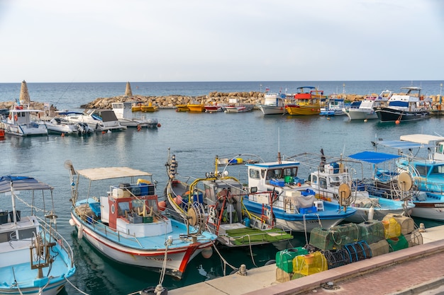 Os pescadores atracaram seus barcos no píer da vila.