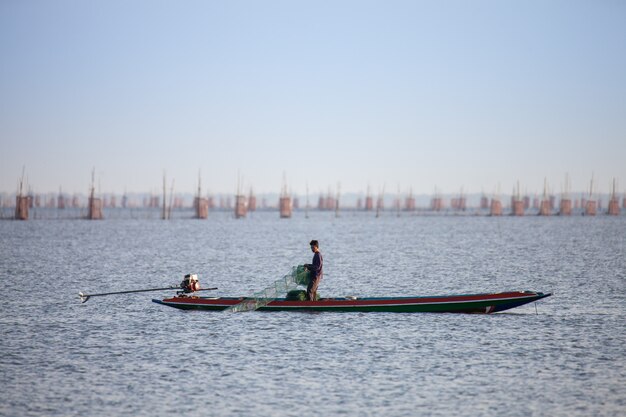 Os pescadores estão pescando no lago.