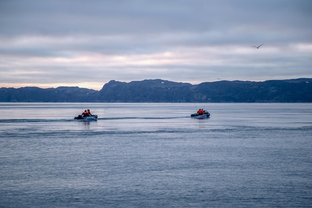 Os pescadores vão pescar no mar de Barents ao amanhecer