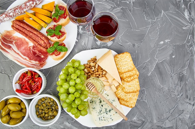 Os petiscos italianos do vinho dos antipasti ajustaram-se. Comida italiana.