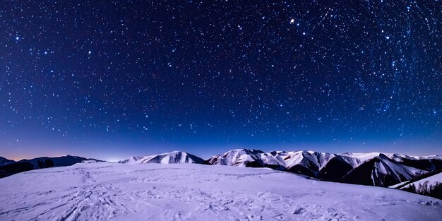 Os picos cobertos de neve servem de palco perfeito para um céu deslumbrante e cheio de estrelas