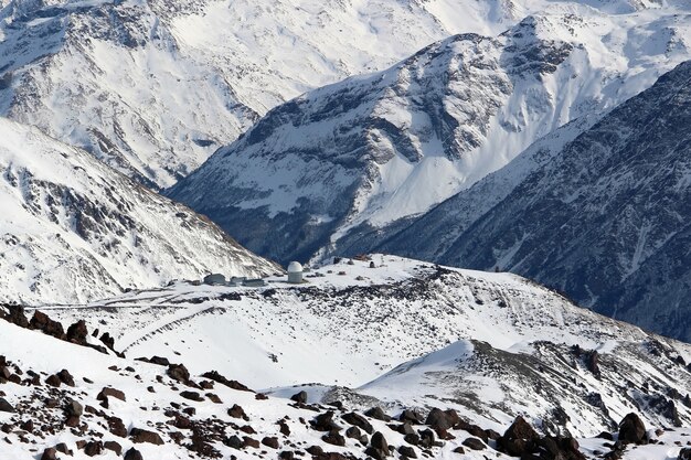 Os picos nevados da cordilheira do cáucaso elbrus