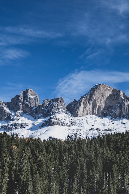 Os picos nevados das Dolomitas.