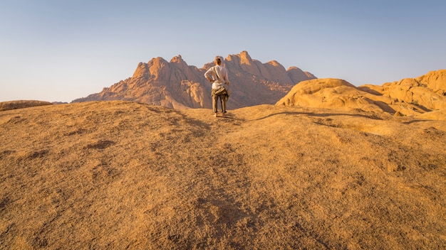 Os Pondoks perto da montanha Spitzkoppe na Namíbia.