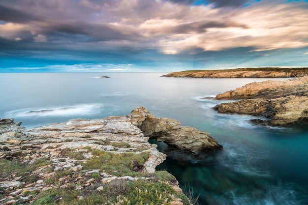 Os pores do sol no mar das costas e praias da Galiza e das Astúrias