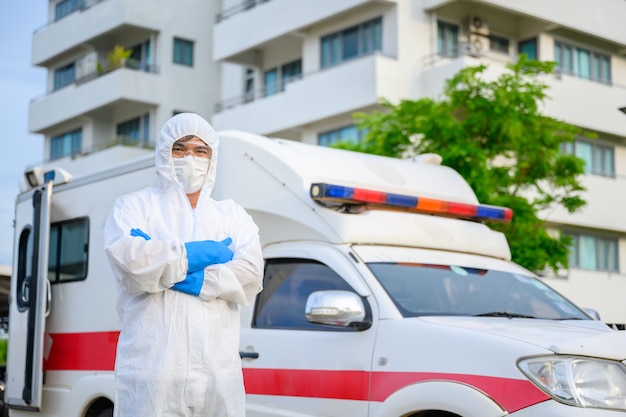 Os profissionais de saúde em ambulâncias de emergência usam roupas de EPI e máscaras faciais. Saída do hospital, tenda de quarentena ambulatorial, centro de terapia intensiva no hospital COVID19