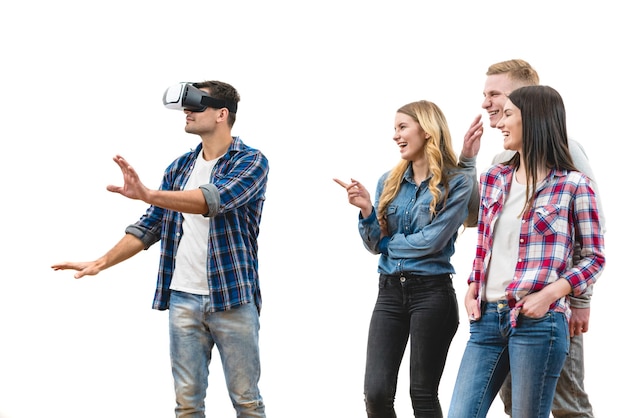 Os quatro amigos felizes se divertem com óculos de realidade virtual no fundo branco