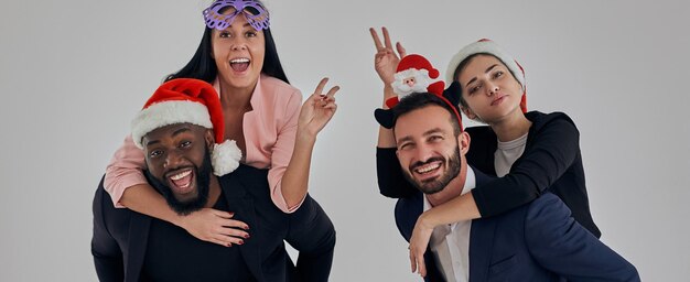 Foto os quatro empresários comemorando o natal e gesticulando