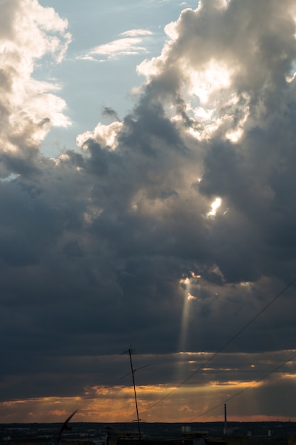 Os raios do sol através das nuvens.