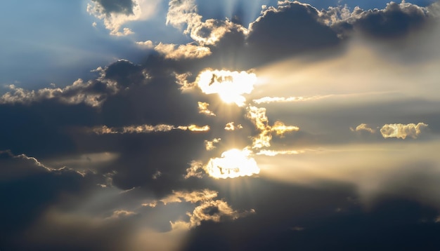 Foto os raios do sol atravessam as nuvens lindos reflexos