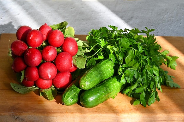 Os raios do sol iluminam os legumes que estão sobre a mesa