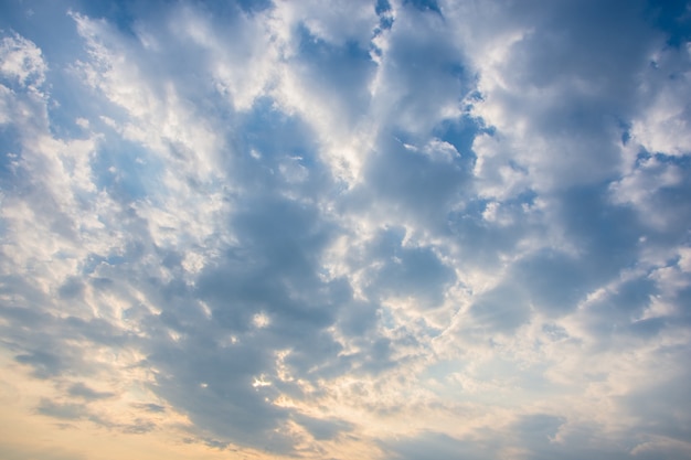 Os raios do sol no céu