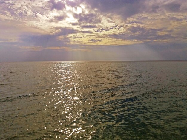 Os raios do sol sobre o mar Mediterrâneo grego