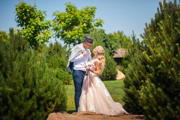 Os recém-casados em um verão andam no parque. Casamento casal ucraniano em Dnieper.