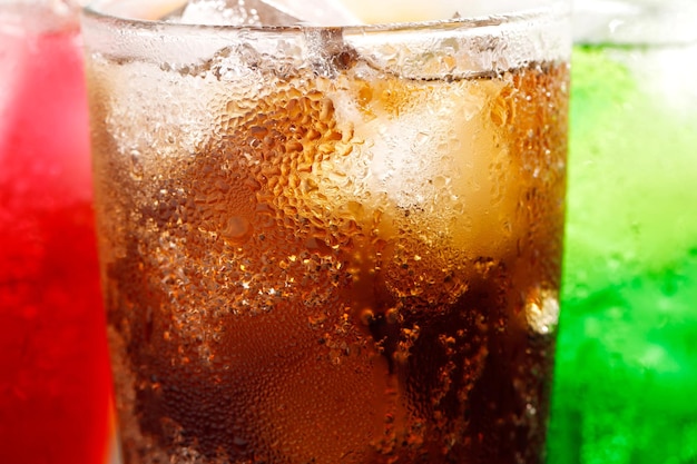 Foto os refrigerantes e os sucos de frutas misturados com refrigerantes ricos em açúcar têm um efeito negativo na saúde física