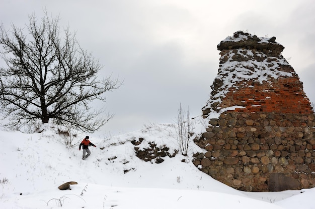 Os restos das paredes do castelo no inverno