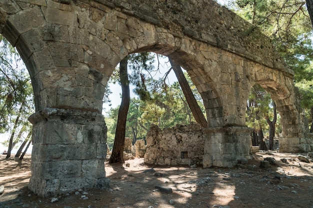 Os restos de aquedutos romanos na antiga cidade de Phaselis localizada no distrito de Kemer da província de AntalyaTurquia