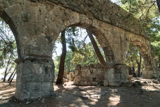 Os restos de aquedutos romanos na antiga cidade de Phaselis localizada no distrito de Kemer da província de AntalyaTurquia