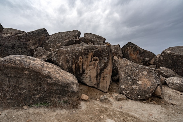 Os restos de uma antiga civilização. Reserva Gobustan, Azerbaijão