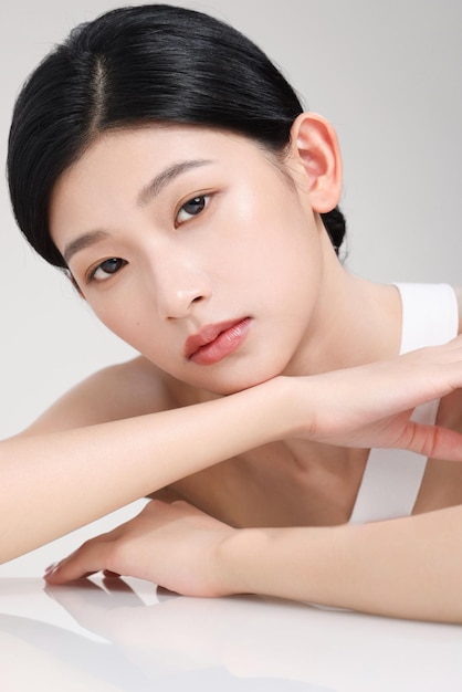 Os rostos das mulheres asiáticas são embelezados com rostos de cosméticos para publicidade