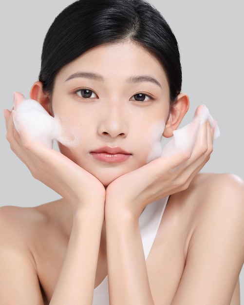 Os rostos das mulheres asiáticas são embelezados com rostos de cosméticos para publicidade