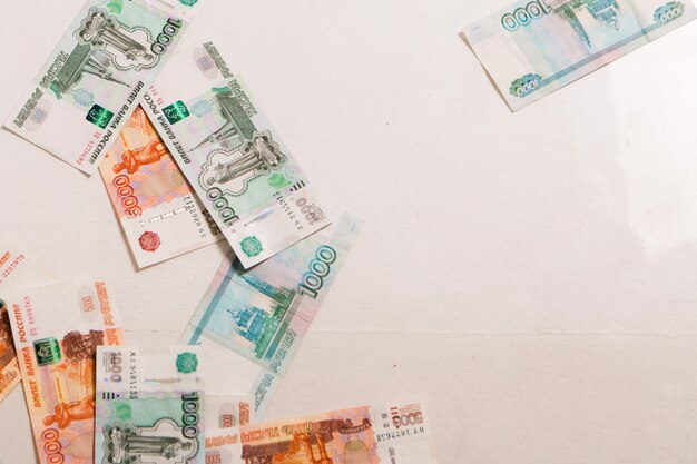 Os rublos isolados em um fundo branco. Dinheiro no chão com juros, investimentos, salário. Negócios e Finanças