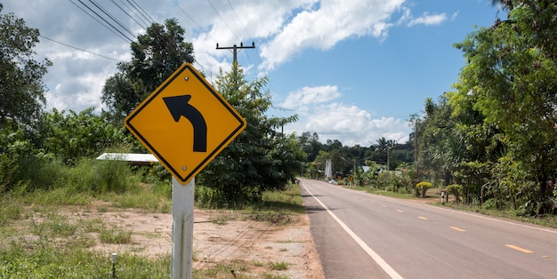 Foto os sinais rodoviários alertam os condutores para a frente da curva perigosa