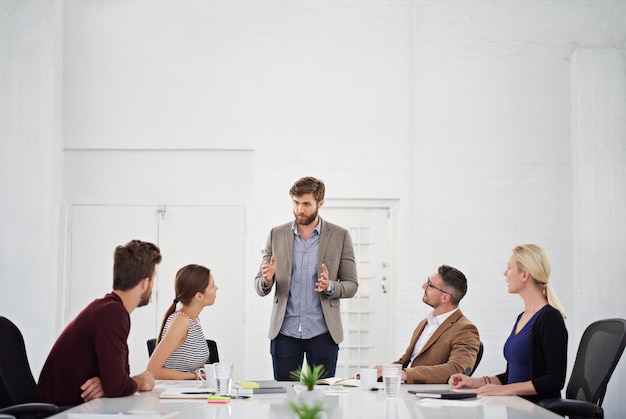 Os sucos criativos estão fluindo Foto de um grupo de empresários na sala de reuniões