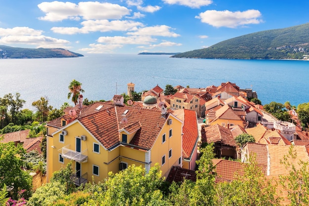 Os telhados da velha cidade de Herceg Novi maravilhosa vista aérea Montenegro