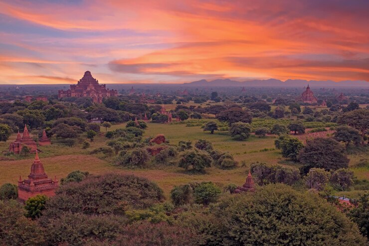 Foto os templos de bagan, em mianmar, ao pôr-do-sol