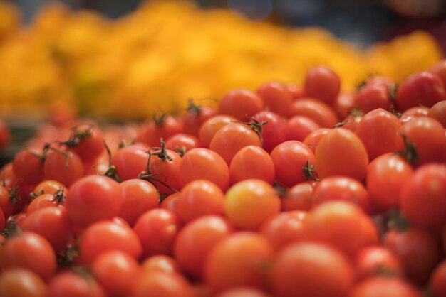 Os tomates estão no balcão da loja