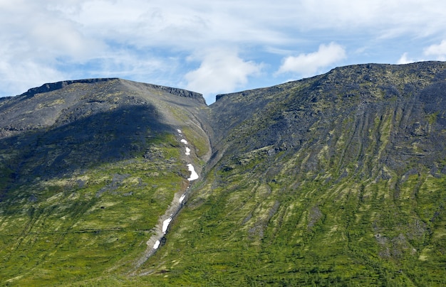 Os topos das montanhas, Khibiny e céu nublado. Península de Kola, Rússia.