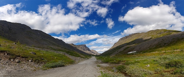 Os topos das montanhas, Khibiny e céu nublado. Península de Kola, Rússia.