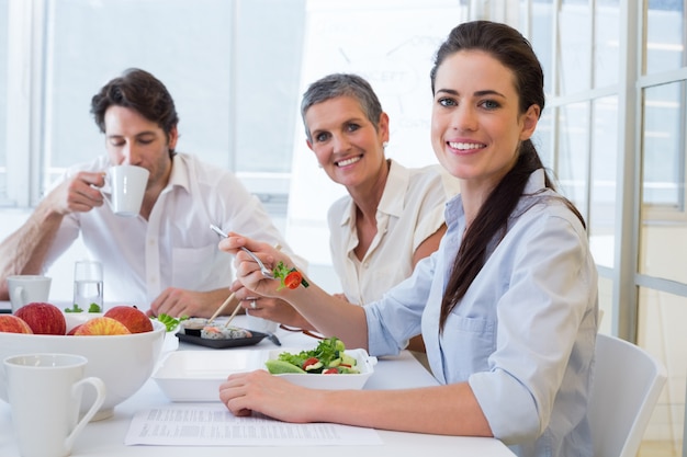 Os trabalhadores almoçam e bebem café