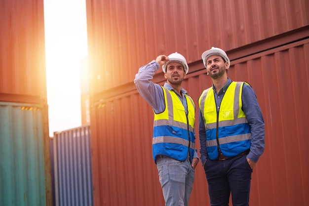 Os trabalhadores da equipe que trabalham em contêineres exportam o fundo Engenheiros da equipe que trabalham no contêiner importam o fundo