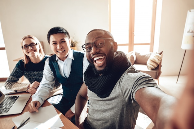 Os trabalhadores de escritório Selfie positivo estudantes se divertir.