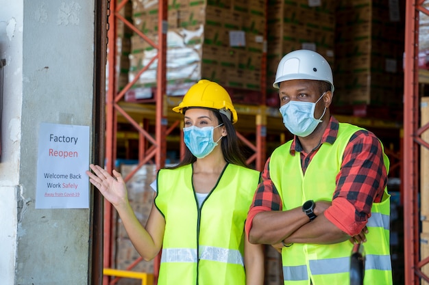 Os trabalhadores do armazém do grup estão felizes com a reabertura da fábrica, bem-vindo de volta devido à pandemia 19 e a situação atual é melhor.