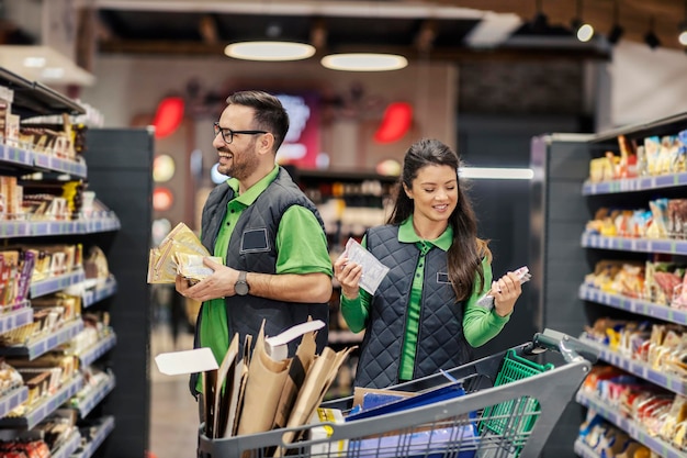 Foto os trabalhadores do supermercado estão pegando mantimentos do carrinho de compras e organizando-os nas prateleiras