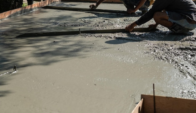 Os trabalhadores estão derramando concreto e equipamentos