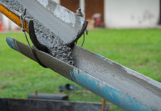 Os trabalhadores estão derramando concreto e equipamentos