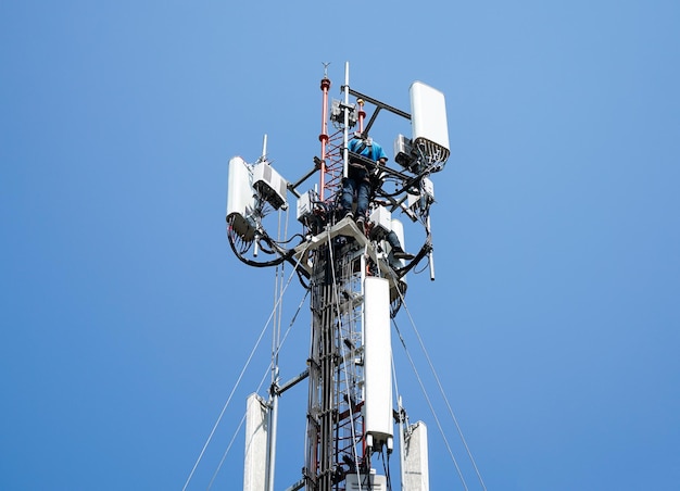 os trabalhadores estão trabalhando na torre de antena 5g para manutenção serve o trabalhador técnico da antena celular