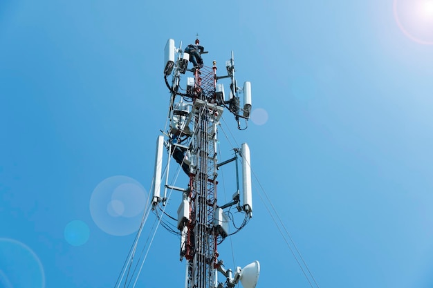 os trabalhadores estão trabalhando na torre de antena 5g para manutenção serve o trabalhador técnico da antena celular